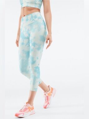 Fabletics Define Cloudburst PowerHold® High-Waisted Capri Size Medium